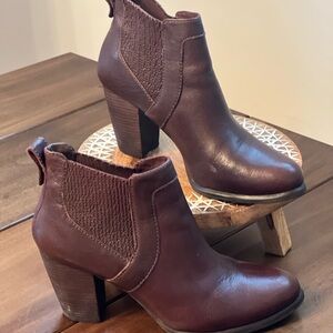 UGG Cobie  Chelsea Women's‎ Ankle Boots  Size US 10 Chestnut Brown 3" Heels